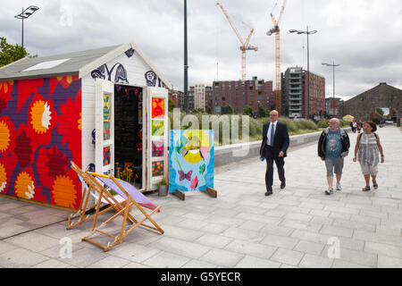 Gemalte Gartenschuppen; Kunst und Kunstwerke auf Beach Hut in Liverpool, Merseyside, Großbritannien. Im Albert Dock gelegen, wurden 20 mit Holz dekorierte, bemalte Strandhütten als eine rätselhafte Touristenattraktion in der Stadt platziert. Stockfoto