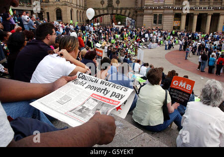 Unison- und GMB-Arbeiter versammeln sich zu einer Kundgebung auf dem Chamberlain Square in Birmingham, wo schätzungsweise 1.2 Millionen Beschäftigte des öffentlichen Sektors an dem größten landesweiten Streik seit dem Winter der Unzufriedenheit im Jahr 1979 teilnehmen. *der Streik wurde ausgerufen, nachdem die Arbeitgeber trotz gewerkschaftlicher Forderungen von 6 % eine Gehaltserhöhung um 3 % angeboten hatten. Viele angestellte im rat gehören zu den ärmsten bezahlten Arbeitnehmern im Vereinigten Königreich, wobei zwei Drittel der Beschäftigten weniger als 13,000 verdienen, obwohl der nationale Durchschnittslohn 19,406 beträgt. Stockfoto