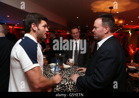 England Rugby Union der Sevens-Spieler Jeff Williams spricht mit einem Gast In der neuen Sevens Bar im Marriott Hotel in der Nähe Flughafen Heathrow Stockfoto