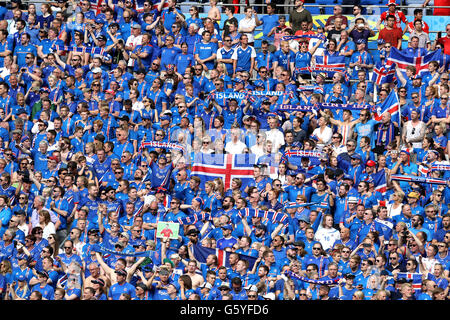 Island-Fans jubeln auf ihrer Seite auf der Tribüne während der Euro 2016, Gruppe F Spiel im Stade de France, Paris. Stockfoto