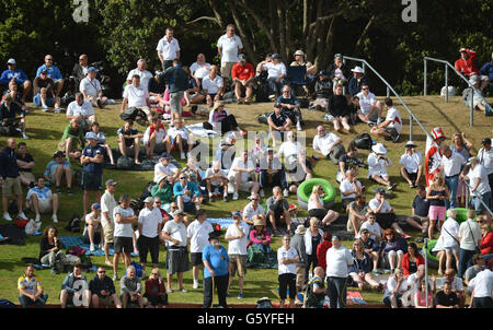 Die Fans beginnen, am ersten Tag des zweiten Testmatches im Hawkins Basin Reserve, Wellington, Neuseeland, einzutreffen. Stockfoto