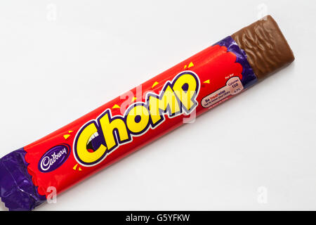 Cadbury Chomp Milchschokolade mit Karamel center Bar rückgängig gemacht Inhalt auf weißem Hintergrund zu zeigen Stockfoto