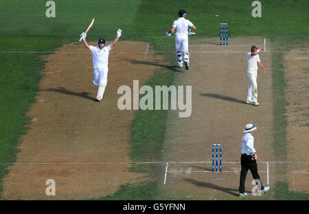 Der Engländer Jonathan Trott (links) feiert den 100. Rang, der am ersten Tag des zweiten Testmatches im Hawkins Basin Reserve, Wellington, Neuseeland, nicht erreicht wurde. Stockfoto