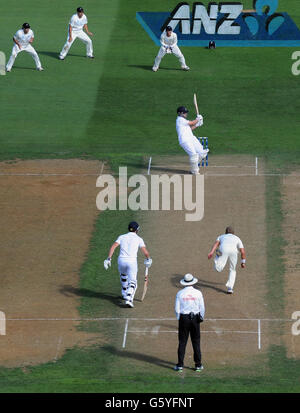 Cricket - Zweiter Test - Neuseeland - England - Tag 1 - Hawkins Basin Reserve. Der Engländer Jonathan Trott trifft seinen 100. Lauf am ersten Tag des zweiten Testmatches im Hawkins Basin Reserve, Wellington, Neuseeland. Stockfoto