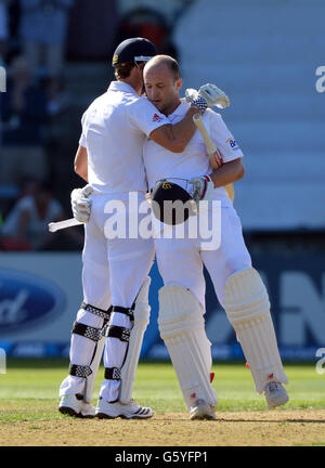 Der Engländer Jonathan Trott (rechts) feiert den 100. Rang, der Nick Compton am ersten Tag des zweiten Testmatches im Hawkins Basin Reserve, Wellington, Neuseeland, nicht erreicht hat. Stockfoto