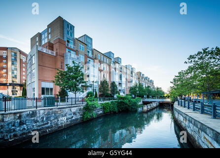 Moderne Gebäude und die Providence River, in der Innenstadt von Providence, Rhode Island. Stockfoto