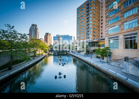 Moderne Gebäude und die Providence River, in der Innenstadt von Providence, Rhode Island. Stockfoto