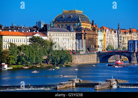 das Nationaltheater und die Moldau in Prag Stockfoto