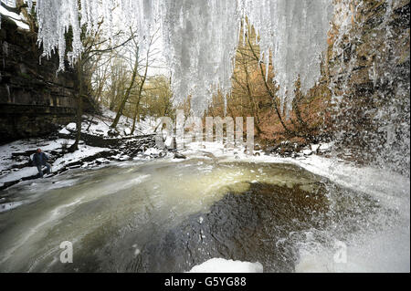 Bob Ripley, 62, aus Richmond schaut sich die Eiszapfen an, als der Bow Lee Beck in der Gibsons Cave in Teesdale im März ungewöhnlich friert, nachdem die Temperaturen gestern Abend auf minus sieben gesunken waren. Stockfoto