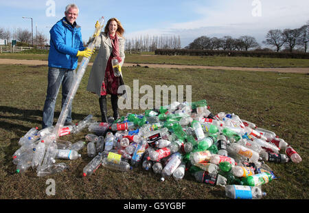 Will Gore, Groundwork Leeds (links) und deb Wright, Projects Officer bei der Harrogate Flower Show appellieren an Plastikflaschen, die bei der jährlichen Flower Show in einer Ausstellung verwendet werden. Die Show findet vom 25. Bis 28. April statt. Stockfoto