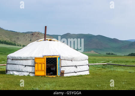 Mongolische Jurte genannt ein ger auf Grasige Steppe der nördlichen Mongolei Stockfoto