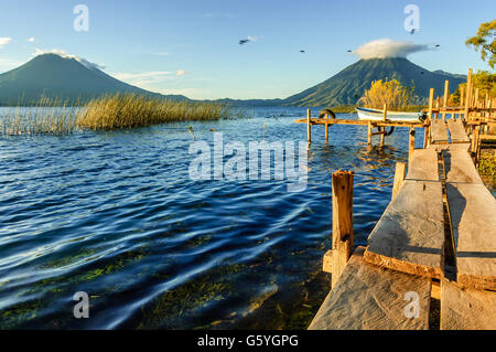 Am frühen Morgen Licht auf drei Vulkane: toliman Vulkan (atitlan Vulkan hinter) & Vulkan San Pedro am Atitlan See, Guatemala. Stockfoto