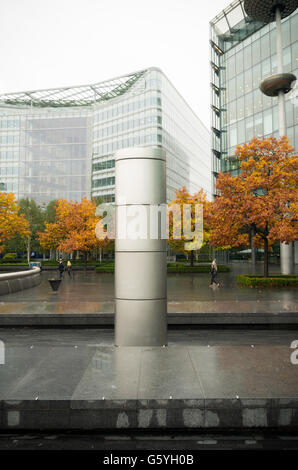 LONDON, ENGLAND - 21. Oktober 2015: Säule Skulptur auf der London Southbank. Das Südufer ist ein Unterhaltungs- und commer Stockfoto