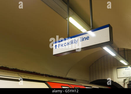 Piccadilly Line u-Bahn-Schild in der Londoner u-Bahn Stockfoto