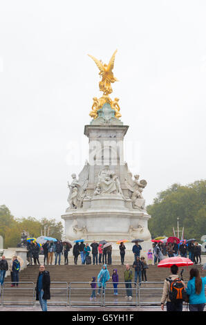 LONDON, ENGLAND - 21. Oktober 2015: Unbekannte Touristen vor der Königin Victoria Memorial wartet die Pferdeparade com Stockfoto