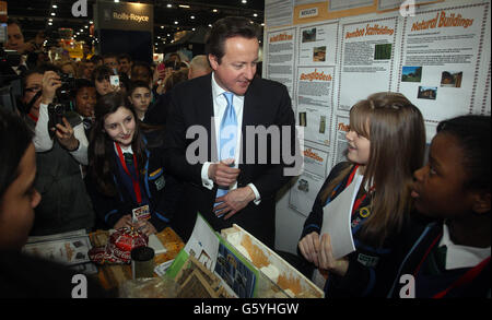 Premierminister David Cameron bei einem Besuch der Big Bang Fair im Excel Center in London. Stockfoto