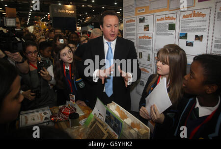 Premierminister David Cameron bei einem Besuch der Big Bang Fair im Excel Center in London. Stockfoto