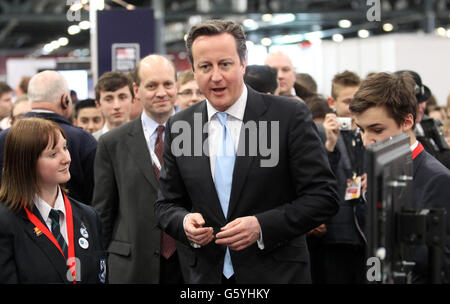 Premierminister David Cameron bei einem Besuch der Big Bang Fair im Excel Center in London. Stockfoto