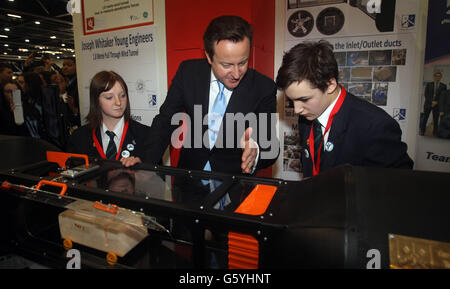 Premierminister David Cameron bei einem Besuch der Big Bang Fair im Excel Center in London. Stockfoto