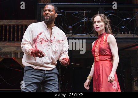 London, Großbritannien. 22. Juni 2016. Im Bild: Ray Fearon (Macbeth) und Tara Fitzgerald (Lady Macbeth). The Globe Theatre präsentiert Macbeth unter der Regie von Iqbal Khan. Shows laufen vom 18. Juni bis 1. Oktober 2016. Mit Ray Fearon als Macbeth und Tara Fitzgerald als Lady Macbeth. Stockfoto