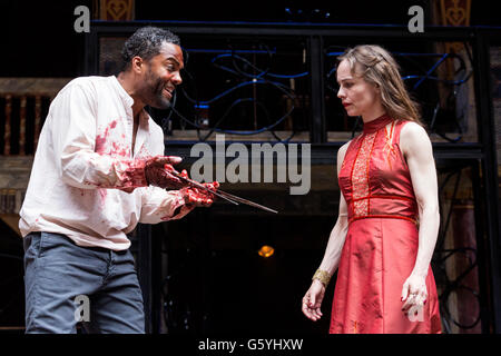 London, Großbritannien. 22. Juni 2016. Im Bild: Ray Fearon (Macbeth) und Tara Fitzgerald (Lady Macbeth). The Globe Theatre präsentiert Macbeth unter der Regie von Iqbal Khan. Shows laufen vom 18. Juni bis 1. Oktober 2016. Mit Ray Fearon als Macbeth und Tara Fitzgerald als Lady Macbeth. Stockfoto