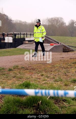 Polizei am Tatort des Worcestershire Canal im Springfield Park, in der Nähe von Wolverley Court Lock in Kidderminster, wo der sechsjährige Imie Harrison nach einem Sturz in einen Kanal starb. Stockfoto