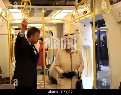 Queen Elizabeth II. Bei einem Besuch der U-Bahnstation Baker Street in London anlässlich des 150. Jahrestages der Londoner U-Bahn. Stockfoto
