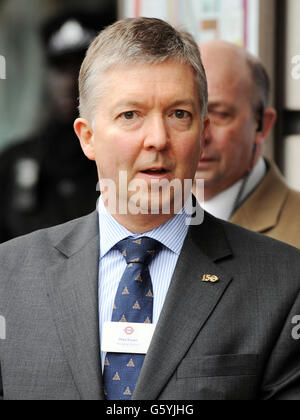 Mike Brown, Managing Director von London Underground und London Rail, wartet auf die Ankunft von Queen Elizabeth II, dem Herzog von Edinburgh und der Herzogin von Cambridge am U-Bahnhof Baker Street in London, bevor eine Veranstaltung zum 150-jährigen Jubiläum der U-Bahn stattfinden wird. Stockfoto