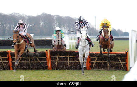 Crowning Jewel (links) mit James Reveley springt den letzten Zaun, um die Hürde des Team Handicap mit Gewitter zu gewinnen (zweite links) Rock Relief (zweite rechts) und Seymour Eric (rechts), während des Molson Coors Raceday auf der Haydock Park Racecourse, Newton-le-Willows. Stockfoto