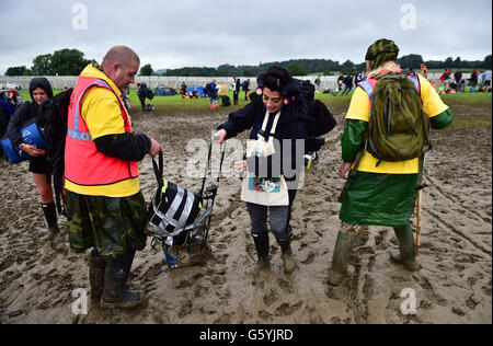 Eine Besucherin Kämpfe in den Schlamm auf dem Glastonbury Festival, würdig Farm in Somerset. PRESSEVERBAND Foto. Finden Sie unter PA Geschichte SHOWBIZ Glastonbury. Bild Datum: Mittwoch, 22. Juni 2016. Bildnachweis sollte lauten: Ben Birchall/PA Wire Stockfoto