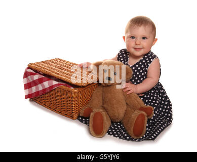 Babymädchen, das einen Teddybären Picknick Ausschnitt Stockfoto