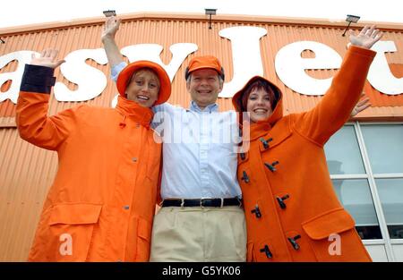 Chief Executive von easyJet Ray Webster mit dem Kabinenpersonal Caroline Baker (links) und Sarah Chapman während einer Fotoausstellung, um die neue Uniform der Fluggesellschaft, die Ende September eingeführt wird, im Hauptsitz von easyJet am Flughafen Luton zu zeigen. * die neuen Uniformen ermöglichen es den Mitarbeitern, ihren eigenen individuellen Look zu kreieren, indem sie aus verschiedenen Stilen von Röcken, Hosen, Tops und Accessoires wählen. PA Foto : Yui Mok Stockfoto