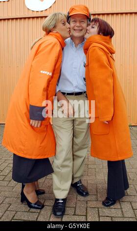 Chief Executive von easyJet Ray Webster mit dem Kabinenpersonal Caroline Baker (links) und Sarah Chapman während einer Fotoausstellung, um die neue Uniform der Fluggesellschaft, die Ende September eingeführt wird, im Hauptsitz von easyJet am Flughafen Luton zu zeigen. * die neuen Uniformen ermöglichen es den Mitarbeitern, ihren eigenen individuellen Look zu kreieren, indem sie aus verschiedenen Stilen von Röcken, Hosen, Tops und Accessoires wählen. PA Foto : Yui Mok Stockfoto