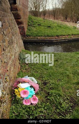 Tribute werden an der Szene von Worcestershire Canal im Springfield Park, in der Nähe von Wolverley Court Lock in Kidderminster gelassen, wo der sechsjährige Imie Harrison starb, nachdem er in einen Kanal gefallen war. Stockfoto