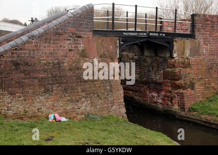 Tribute werden an der Szene von Worcestershire Canal im Springfield Park, in der Nähe von Wolverley Court Lock in Kidderminster gelassen, wo der sechsjährige Imie Harrison starb, nachdem er in einen Kanal gefallen war. Stockfoto