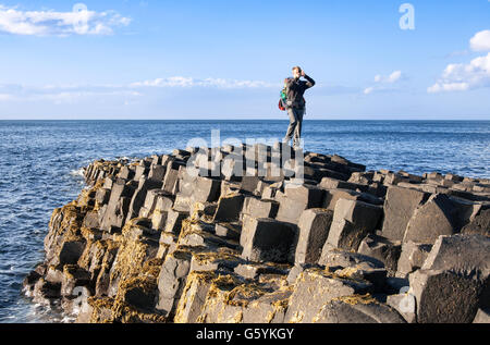 Die Fotos auf Giants Causeway, einzigartige sechseckige Gesteinsformationen vulkanischen Basalt Felsen in Nordirland tourist Stockfoto