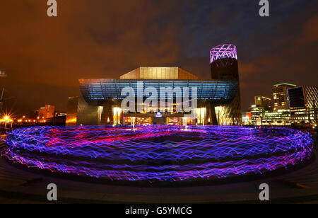 Hunderte von Joggern, die spezielle Anzüge mit LED-Leuchten tragen, kommen vor dem Lowry Theatre in Salford Quays, Greater Manchester an. Rund 400 Läufer nahmen an einer Generalprobe für die Aufführung "Speed of Light" Teil. Erstellt von Public Arts Charity NVA das Display verwendet modernste Technologie, um Läufer in menschliche Glühwürmchen zu verwandeln, indem eine Reihe von LEDs an den Gelenken, Gliedmaßen und Köpfen von beweglichen Körpern befestigt wird. Stockfoto