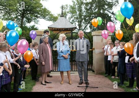 Der Prinz von Wales und die Herzogin von Cornwall, bekannt als der Herzog und die Herzogin von Rothesay in Schottland, offiziell eröffnet das Labyrinth und Japanisch anmutenden Pavillon auf dem Gelände des Dumfries House, Cumnock, Ayrshire. Stockfoto