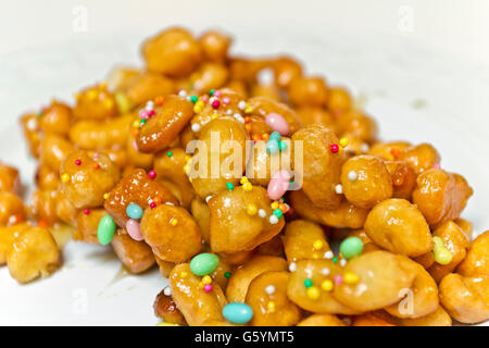 Struffoli oder Strufoli, süße Krapfen mit Honig, traditionellen italienischen Karneval und Weihnachten dessert Stockfoto