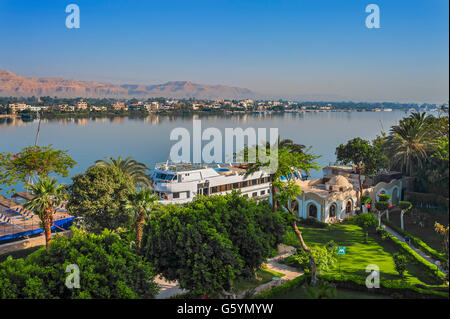 Blick auf den Nil mit Garten des Iberotel Luxor, Ägypten Stockfoto