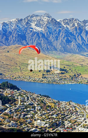 Gleitschirm über Lake Wakatipu und Queenstown, Südinsel, Neuseeland Stockfoto