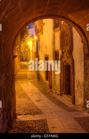 Torbogen Arco de Almedina, Abenddämmerung, historisches Zentrum, Coimbra, Beira Litoral, Centro Region, Portugal Stockfoto