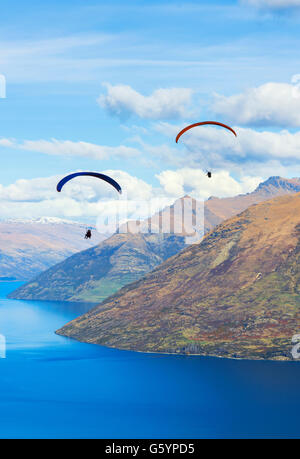 Paragliding über den Lake Wakatipu, Queenstown, Südinsel, Neuseeland Stockfoto