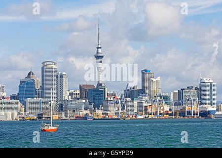 Mit skyscrappers Skyline und Sky Tower, Auckland, Nordinsel, Neuseeland Stockfoto
