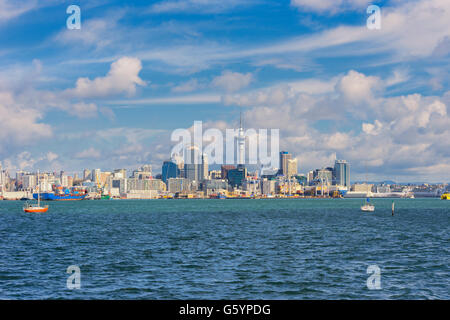 Mit skyscrappers Skyline und Sky Tower, Auckland, Nordinsel, Neuseeland Stockfoto