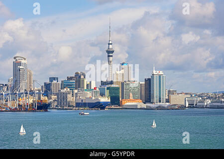 Mit skyscrappers Skyline und Sky Tower, Auckland, Nordinsel, Neuseeland Stockfoto