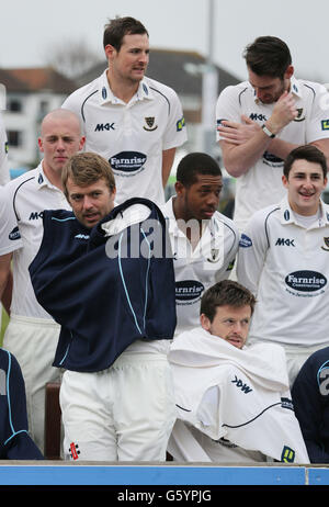 Sussex Vice Captain Chris Nash (vorne links) und Captain Ed Joyce versuchen, sich bei eisigen Bedingungen warm zu halten, während der Team-Fotozelle auf dem Brightonandhovejobs.com County Ground in Hove. Stockfoto