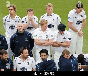 Cricket - Sussex CCC 2013 Photocall - Brightonandhovejobs.com County Ground. Sussex-Spieler versuchen, sich bei eisigen Bedingungen während der Team-Fotozelle auf dem Brightonandhovejobs.com County Ground, Hove, warm zu halten. Stockfoto