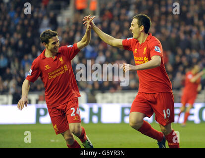 Liverpools Stewart Downing (rechts) feiert mit Teamkollege Joe Allen (links), nachdem er das erste Tor des Spiels für seine Mannschaft während des Barclays Premier League-Spiels im DW Stadium, Wigan, erzielt hat. Stockfoto