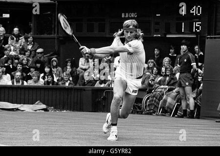 Bjorn Borg aus Schweden in Aktion auf dem Mittelfeld im Eröffnungsspiel des Wimbledon-Turniers 1980 und verteidigte seinen vierten Titel in Folge. Sein Gegner ist der ägyptische Spieler Ismael El Shafei, einer von drei Männern, die Borg in Wimbledon jemals geschlagen haben. Stockfoto